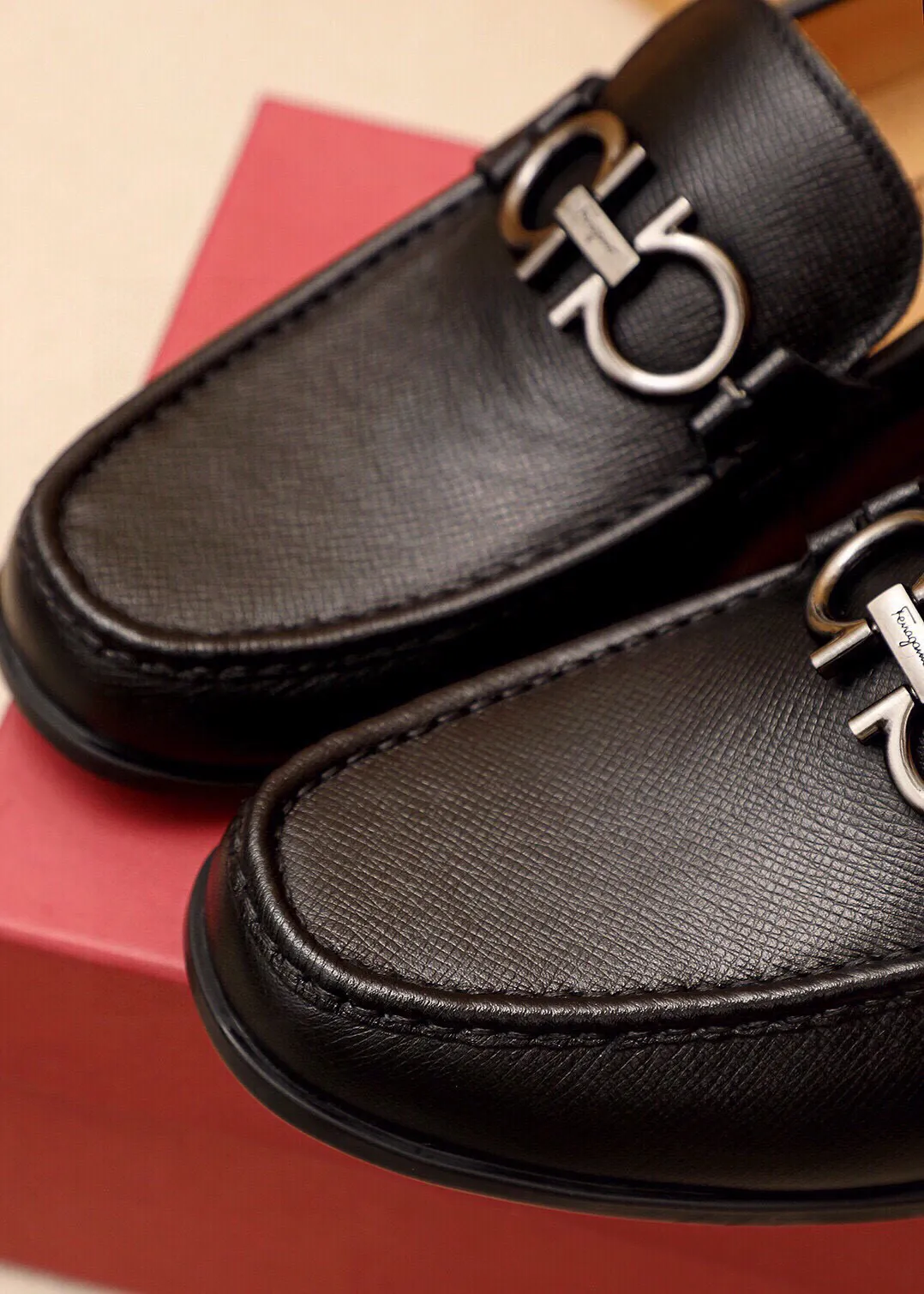 Men's shoes 💰480 💐 Product trademark: Ferragamo "Ferragamo" casual leather shoes Regular size: 38-44 (45🉑️customized) Product materials: Selected imported first-layer cross-grain cowhide leather upper + luxury hardware buckle, imported water-dyed cowhide leather lining. Strong three-dimensional visual effect, original outsole color: 4⃣️seed leather materials available